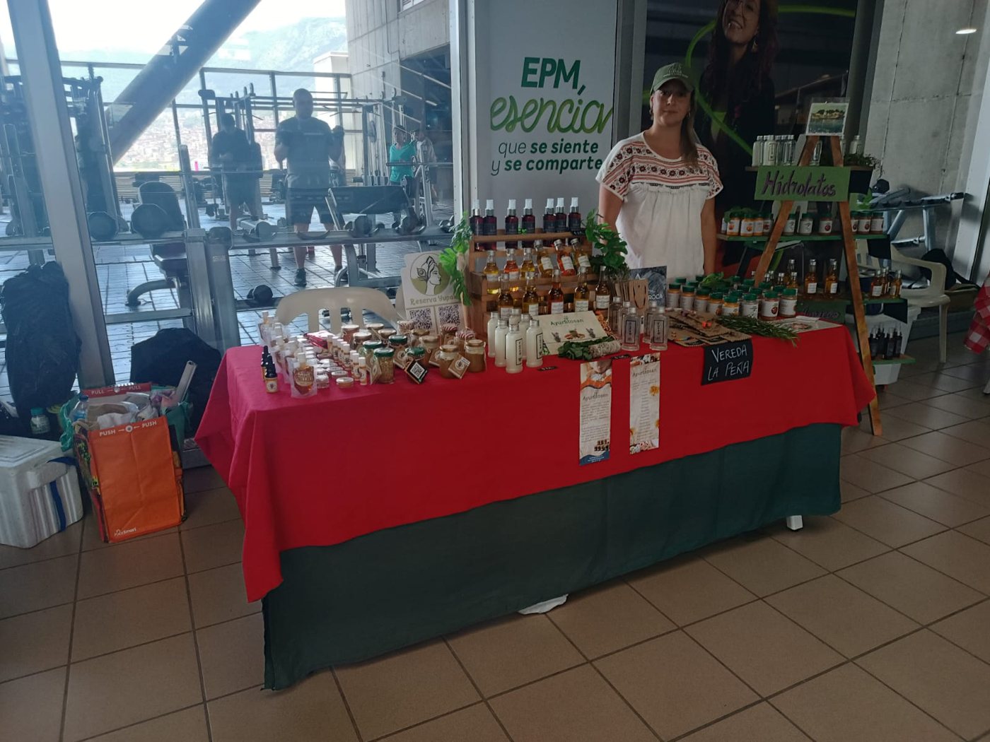 Emprendedora con sus productos en una feria