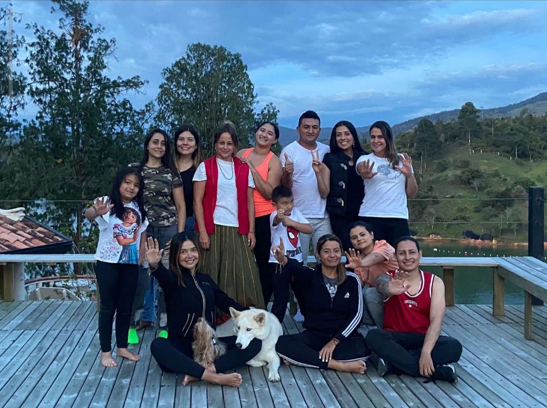 Encuentro comunitario de TAPEGUA frente al embalse de Guatapé
